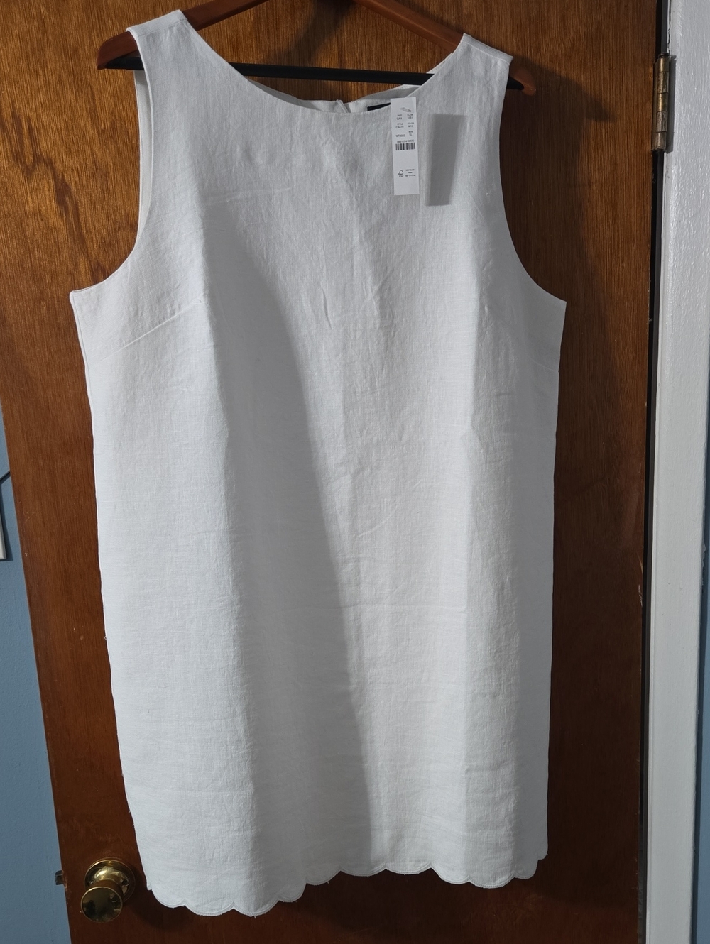 Women's White Sleeveless Scallop-Hem Shift Dress